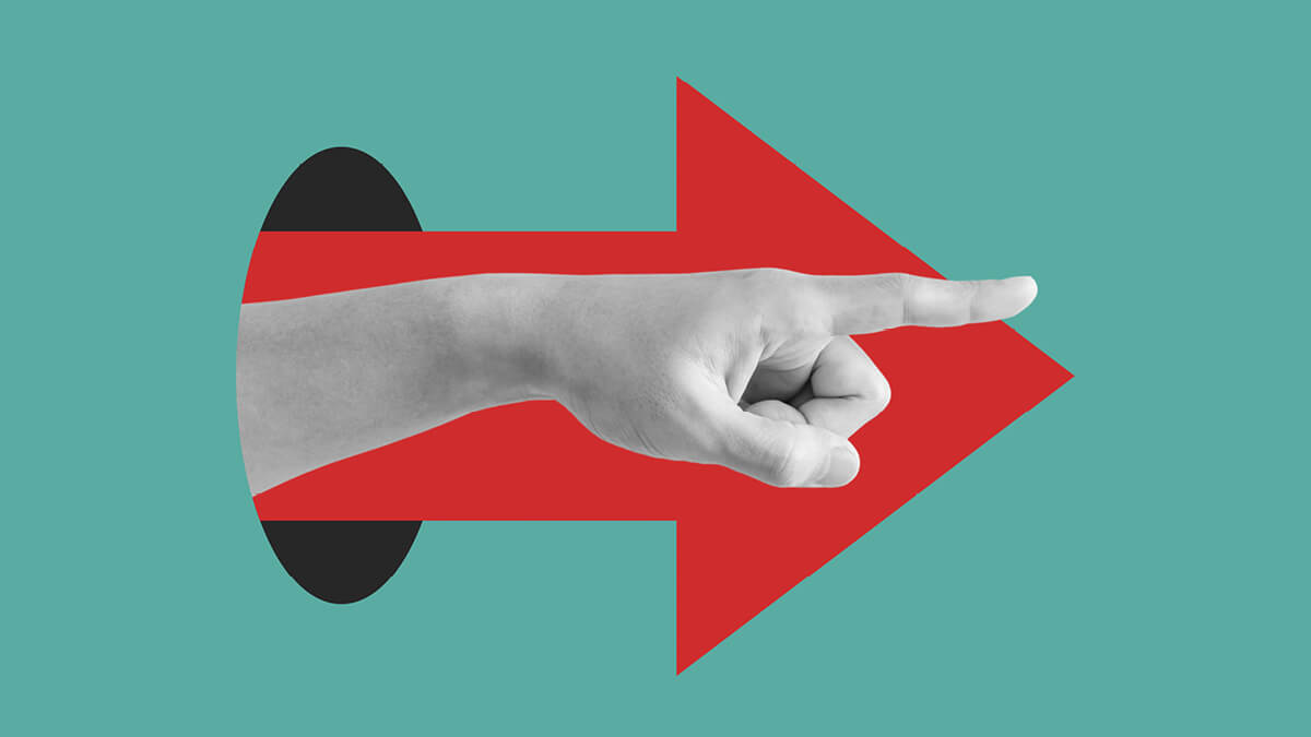 Hand mit ausgestrecktem Zeigefinger vor rotem Pfeil auf türkisem Hintergrund.