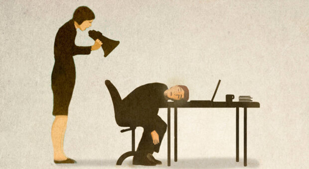 Bild einer Frau mit Megafon, die einen Mann mit dem Kopf auf der Tischplatte seines Arbeitsplatzes anschreit.