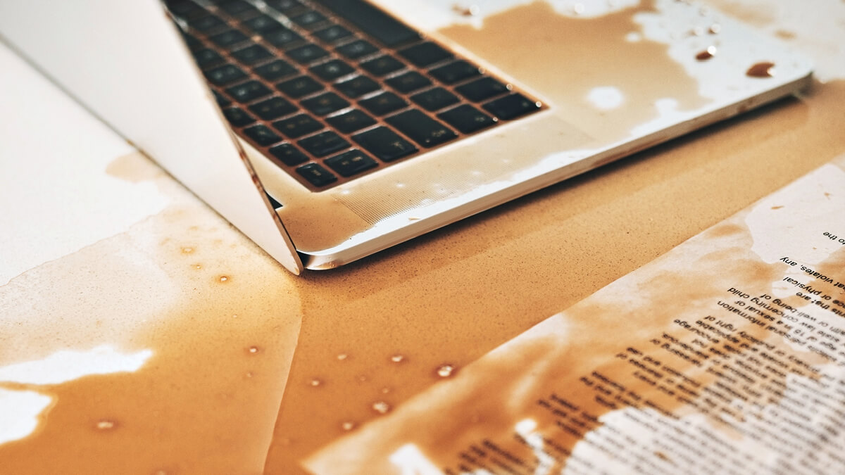 Laptop mit darauf geschüttetem Kaffee.
