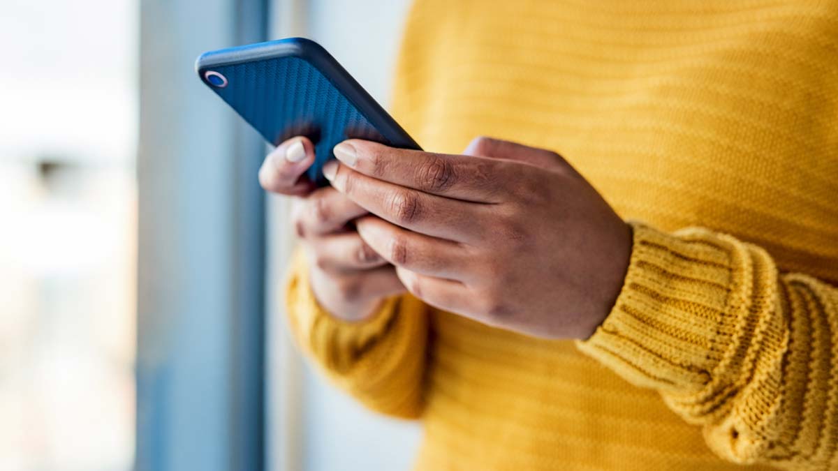 Ein Mann tippt auf seinem Smartphone