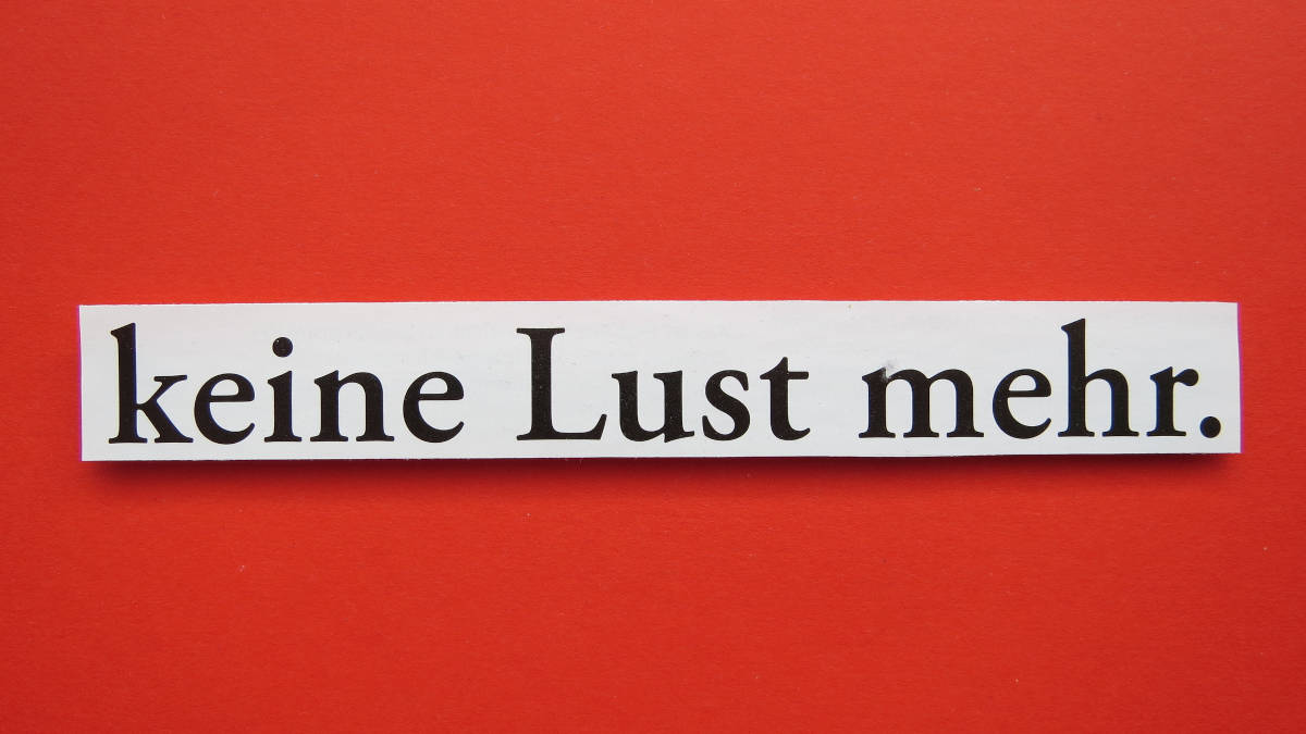 Schriftzug "Keine Lust mehr." auf rotem Hintergrund.