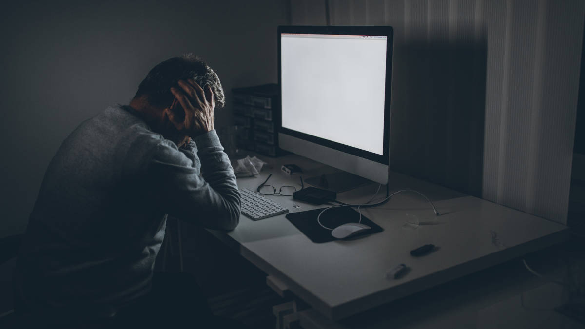 Mann vor Computer in der Nacht