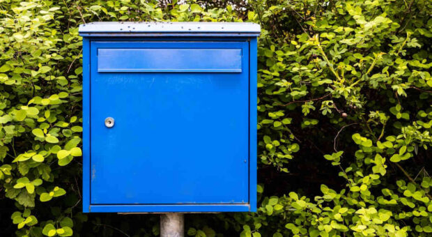 Ein blauer Briefkasten.
