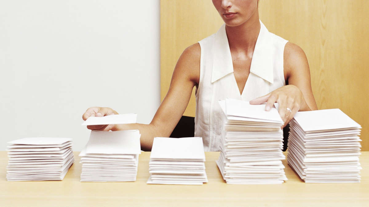 Frau sortiert Briefumschläge