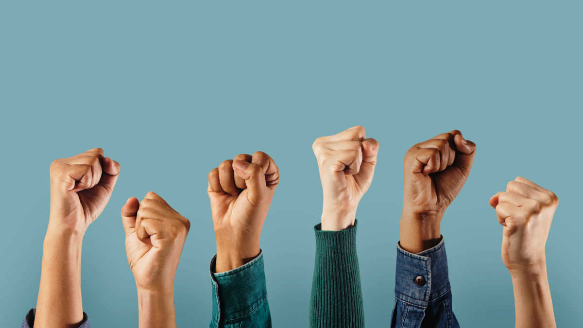 Bild mehrerer erhobener Fäuste