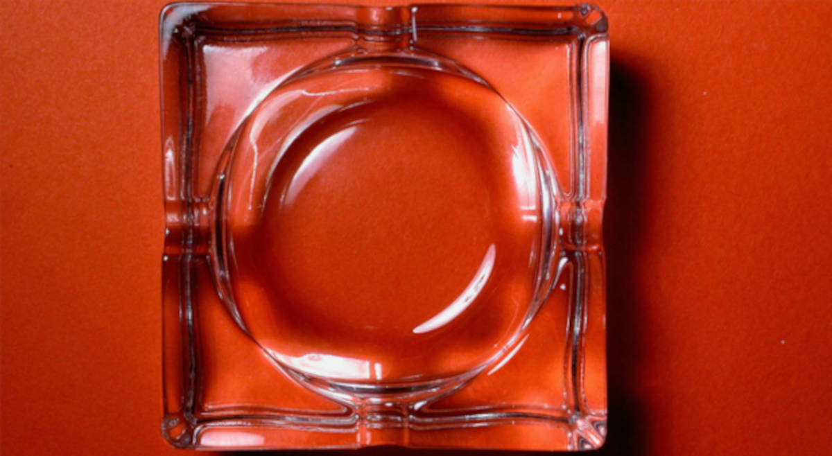 Bei Aschenbechern sehen viele Arbeitgeber Rot - doch ist Rauchen am Arbeitsplatz rechtlich erlaubt?