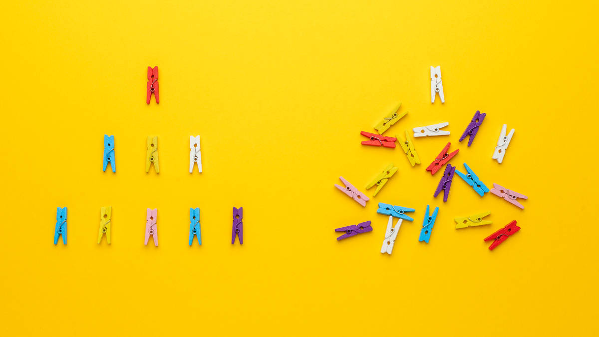 Das Bild zeigt links einen Haufen geordneter Wäscheklammern, rechts einen chaotischen Haufen Wäscheklammern.