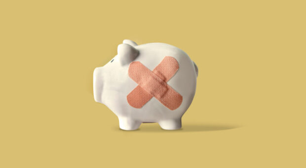 Sparschwein mit Pflaster auf der Seite