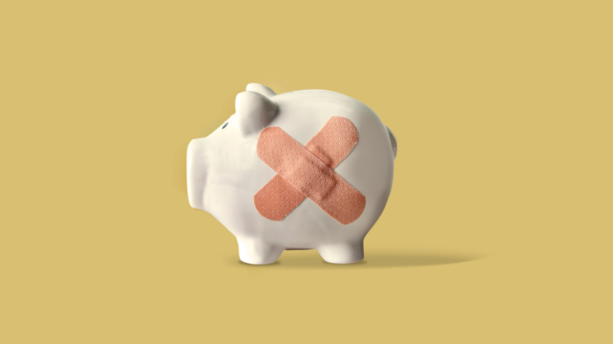 Sparschwein mit Pflaster auf der Seite