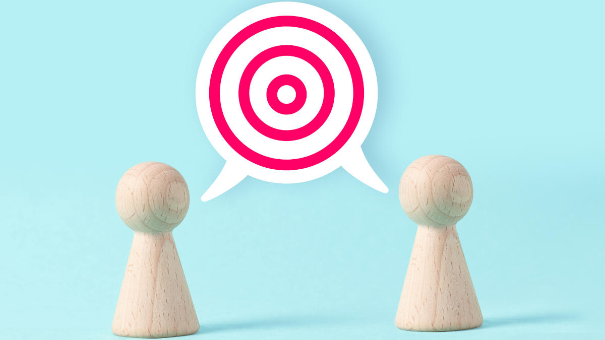 Zwei Holzfiguren die über ein gemeinsames Ziel sprechen.