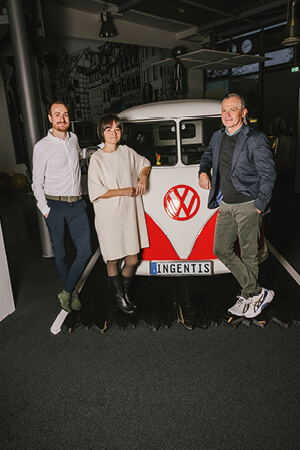 Ingentis-Chef Joachim Rotzinger, Saskia Hald und Patrick Majer vor firmeneigenem VW-OldtimerJoachim Rotzinger (r.) eine HR-Abteilung unter der ­Leitung von Saskia Hald auf. Für Mitarbeiter Patrick Majer hat das viele Vorteile. Der VW-Oldtimer steht übrigens in der Firma und wurde auch schon für Meetings genutzt­­