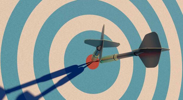 Eine Dartscheibe mit zwei Pfeilen im Bulls Eye.