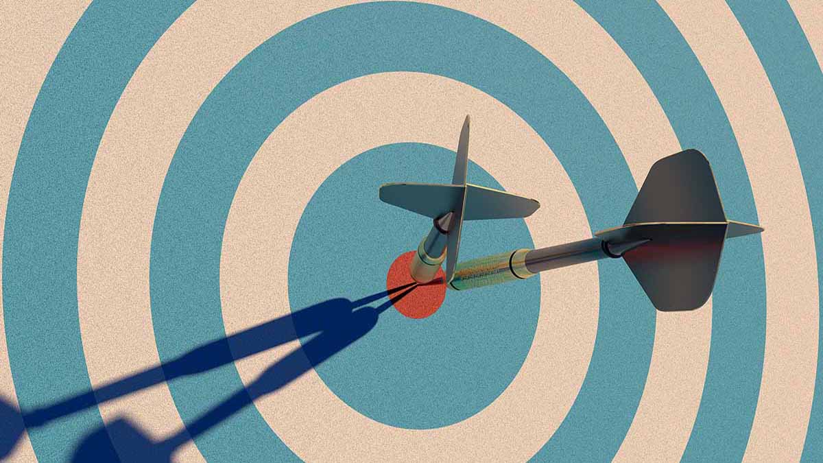 Eine Dartscheibe mit zwei Pfeilen im Bulls Eye.