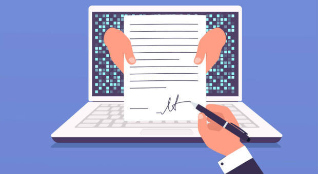 Ein Laptop aus dem Hände mit einem Vertrag rauskommen. Eine andere Person (es ist nur eine weitere Hand mit Kugelschreiber) unterschreibt diesen Vertrag.