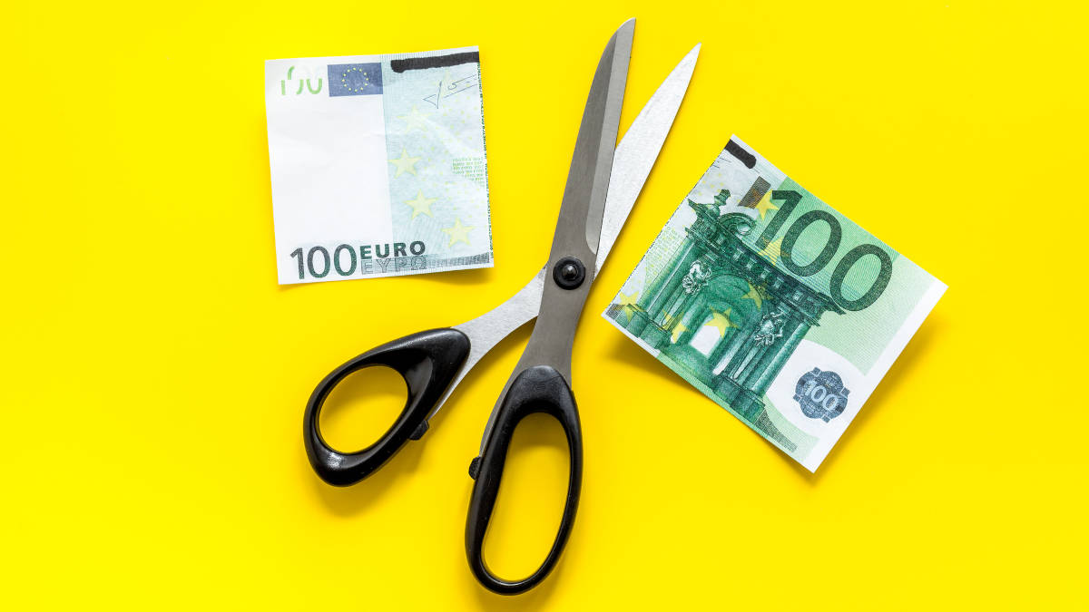 Ein 100€ Schein wurde mit einer Schere in der Mitte durchgeschnitten.