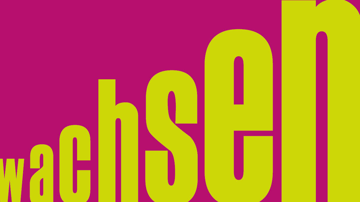 Schriftzug "Wachsen" in gelben Buchstaben auf magenta-farbenem Hintergrund. Von links nach rechts werden die Buchstaben immer größer.