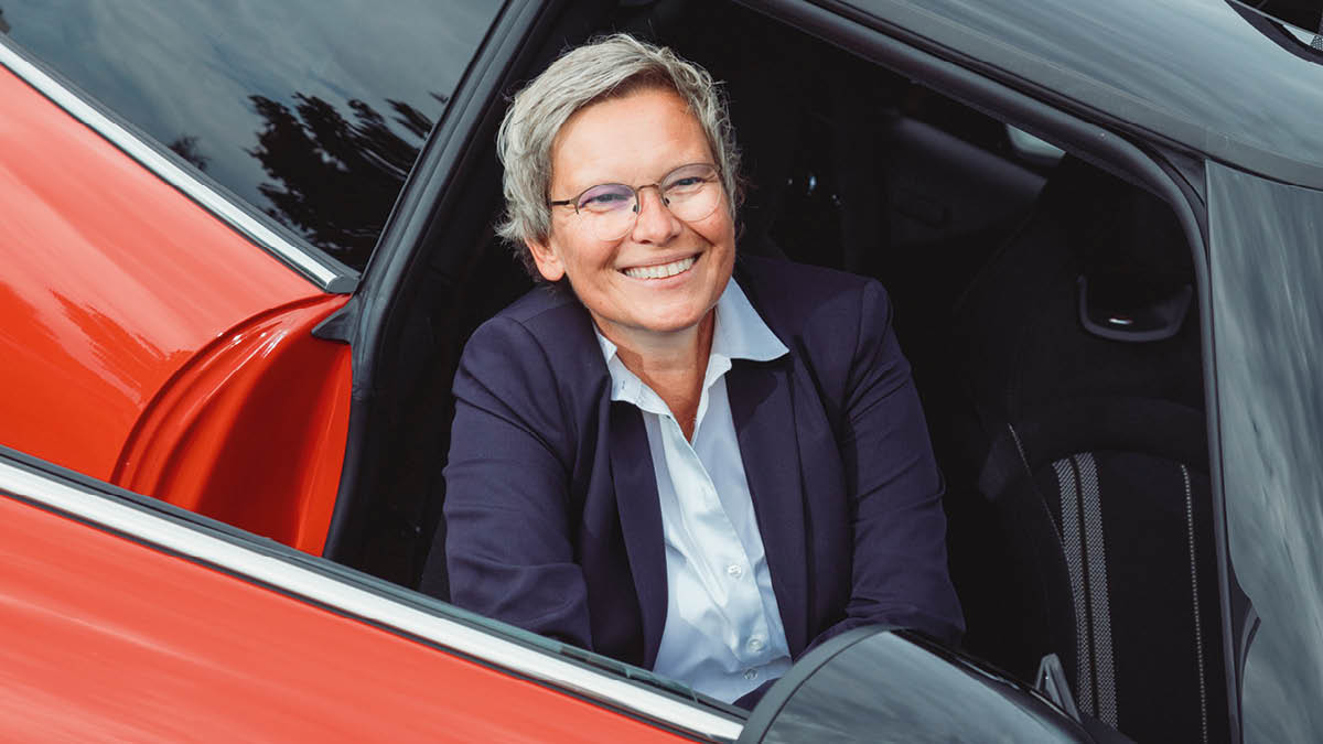 Anja Bauer in rotem Mini