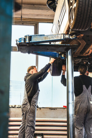 Mitarbeiter von Anja Bauer montieren neue Reifen