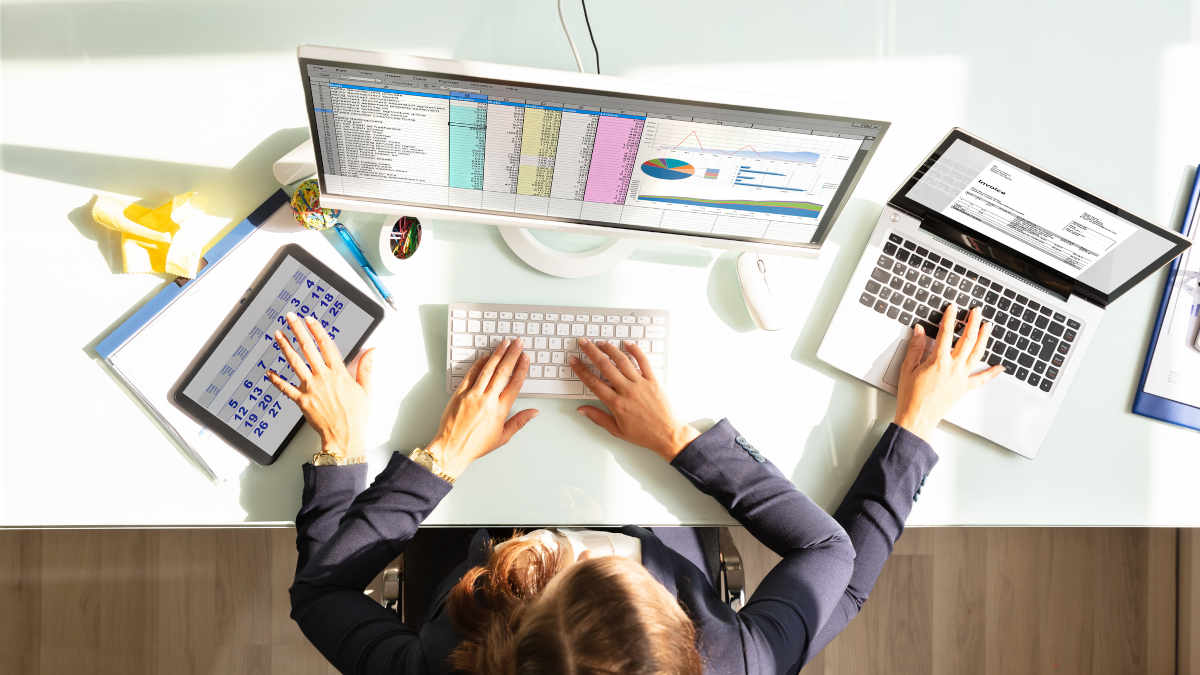 Frau in Büro, die mit vier Armen arbeitet.