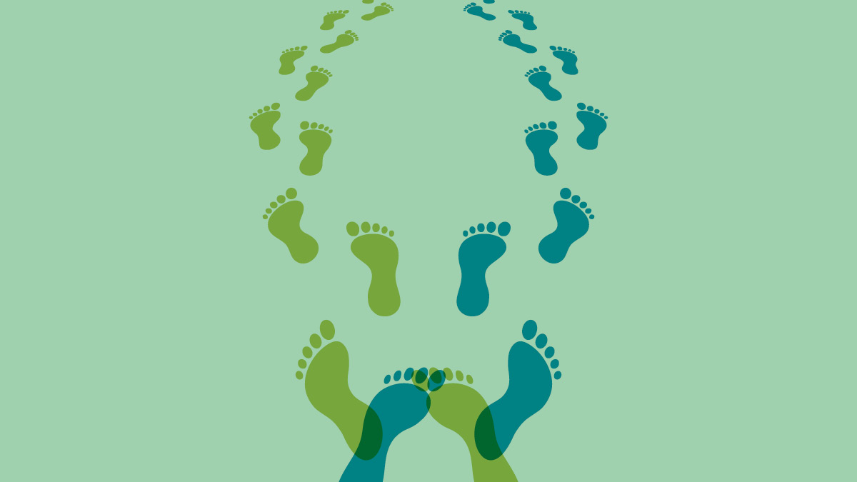 Hellgrüne und petrol-farbene Fußspuren auf pastel-grünem Untergrund