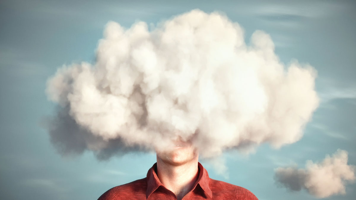 Bild einer Person, deren Kopf in einer Wolke verborgen ist.