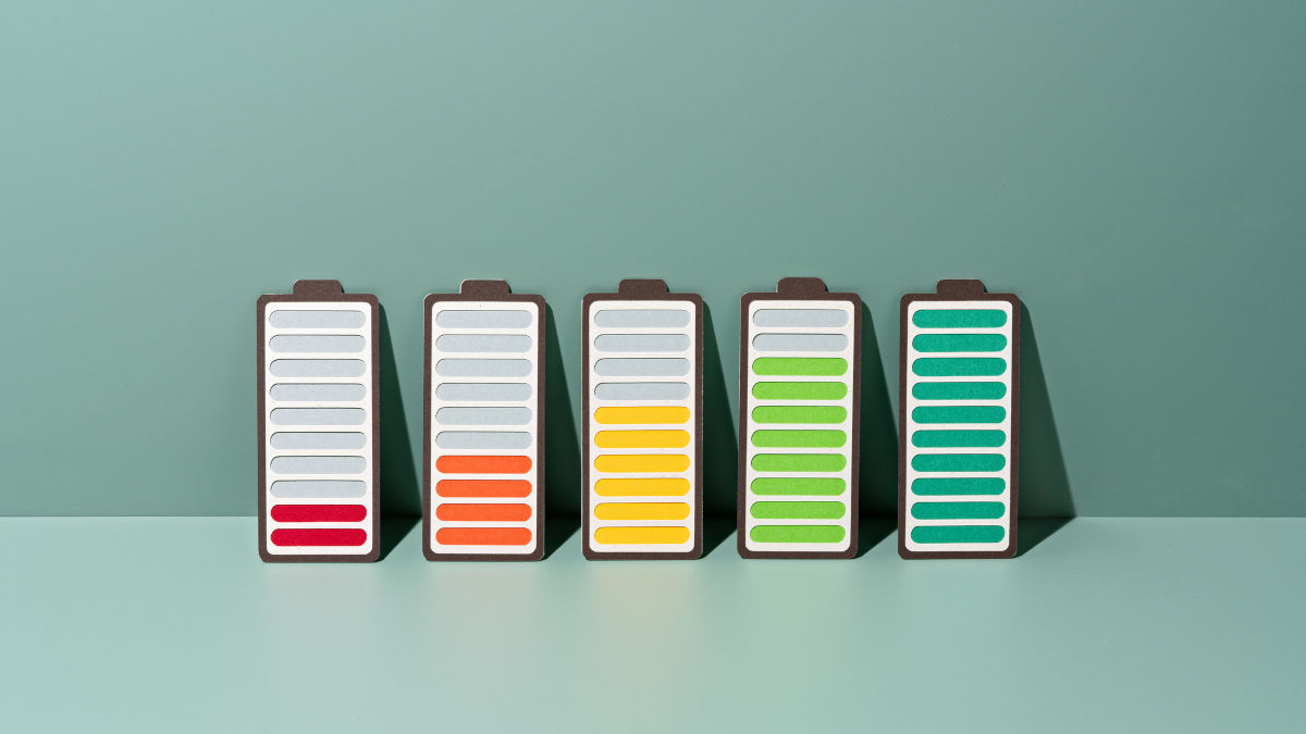 Das Bild zeigt fünf Akkus, von fast leer nach voll aufgeladen sortiert.
