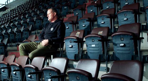 Oke Göttlich, Präsident des FC St. Pauli, im Zuschauerblock des Millerntor-Stadions