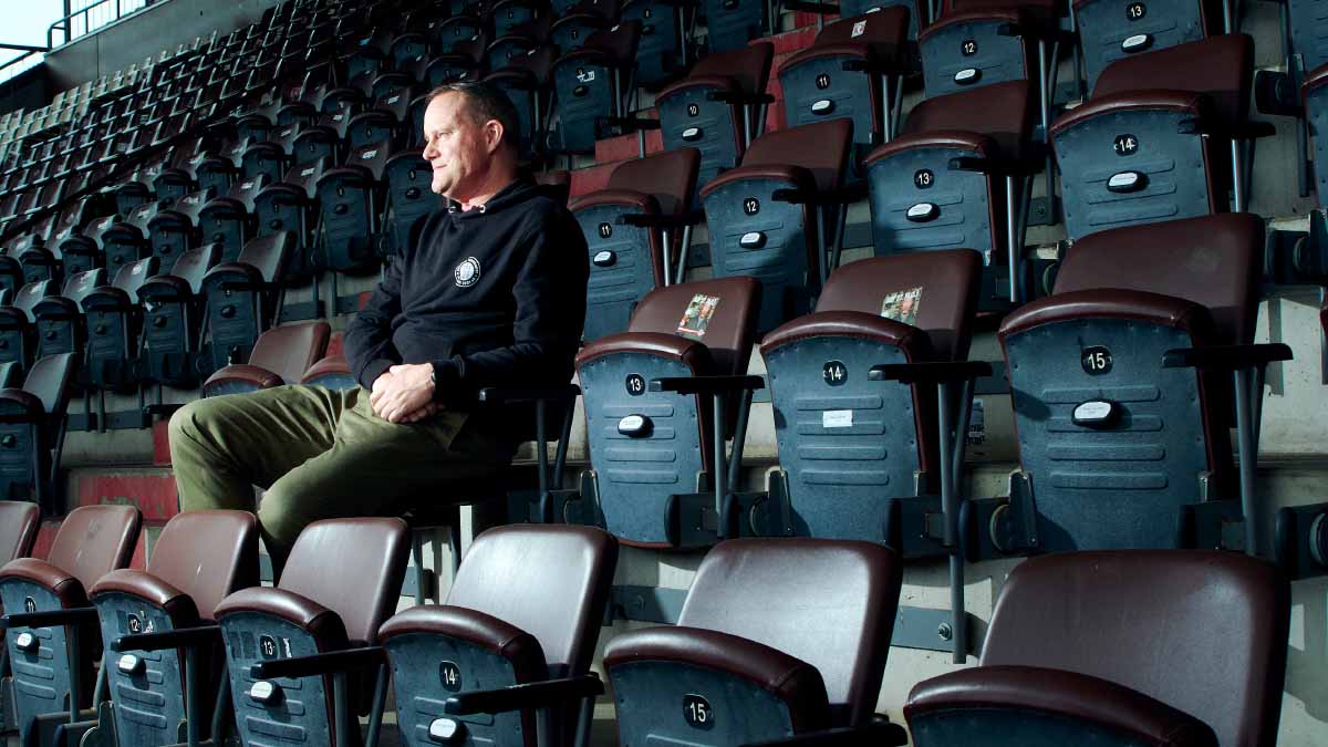 Oke Göttlich, Präsident des FC St. Pauli, im Zuschauerblock des Millerntor-Stadions