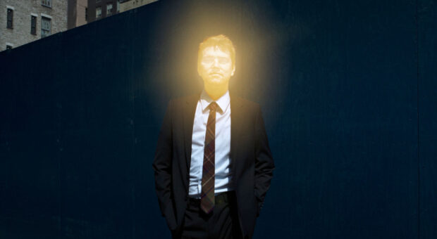 Ein Mann im Anzug mit erhelltem Kopf