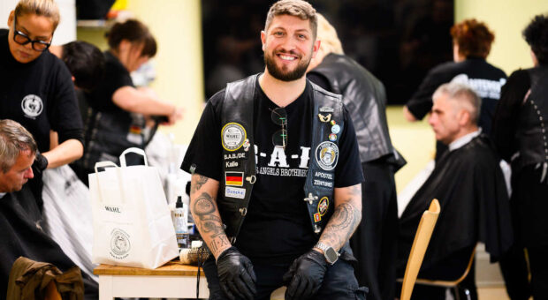 Friseur Kevin Cortese von den "Barber Angels".