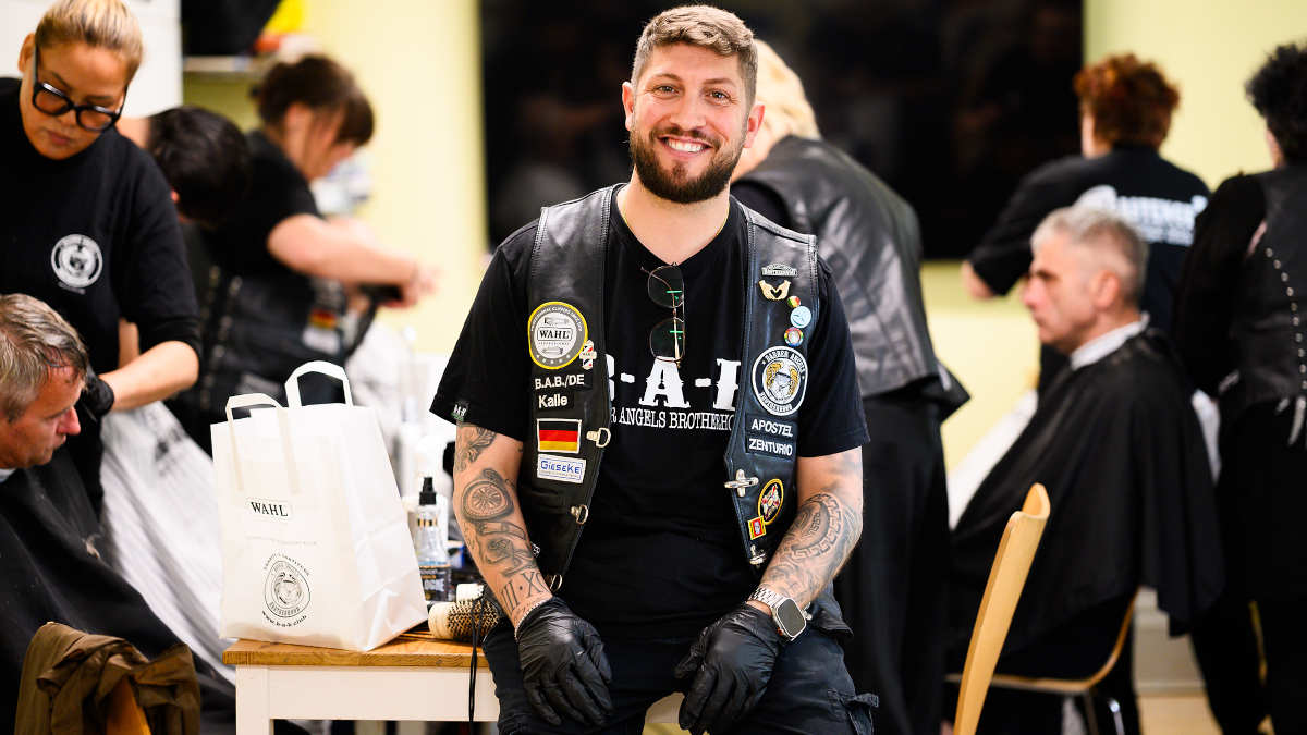 Friseur Kevin Cortese von den "Barber Angels".