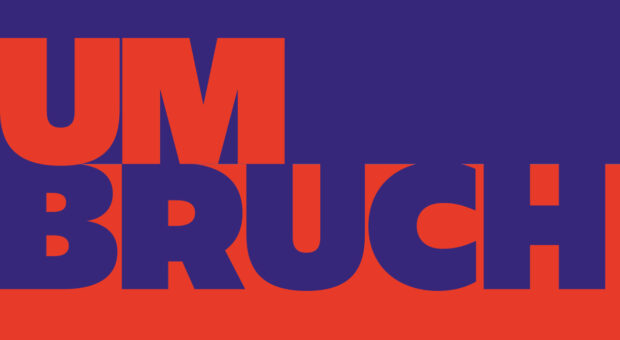 Schriftzug "UMBRUCH" in rot und lila auf rot-lila geteiltem Hintergrund