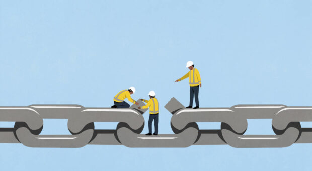Drei Bauarbeiter reparieren eine übergroße Metallkette