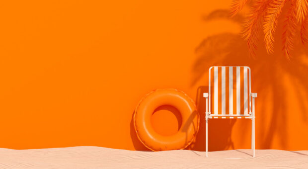 Zwei Personen im Rentenalter entspannen in einem Pool