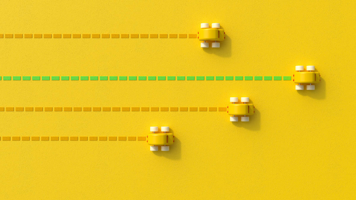 Vier gelbe Spielzeugautos, die auf gelbem Untergrund ein Rennen fahren. Vogelperspektive.