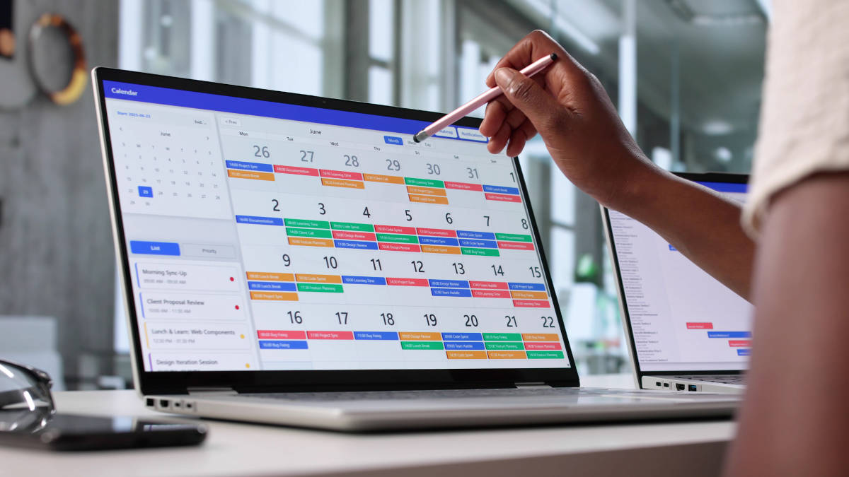 Eine Person bearbeitet ihren digitalen Kalender