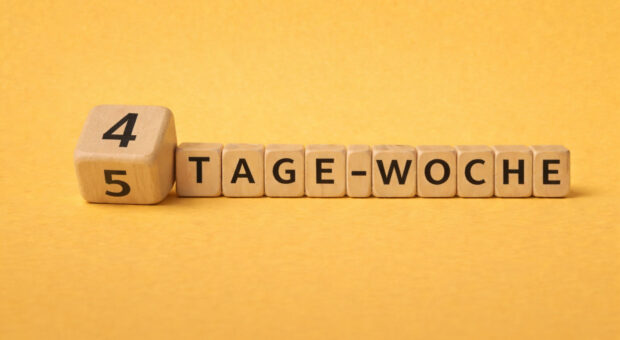 Würfel, auf jedem ein Buchstabe, dort steht: "4 Tage-Woche"