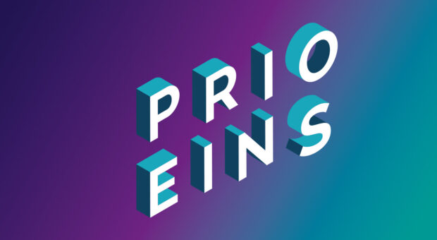 Schriftzug "Prio Eins" auf blau-lila Farbverlauf