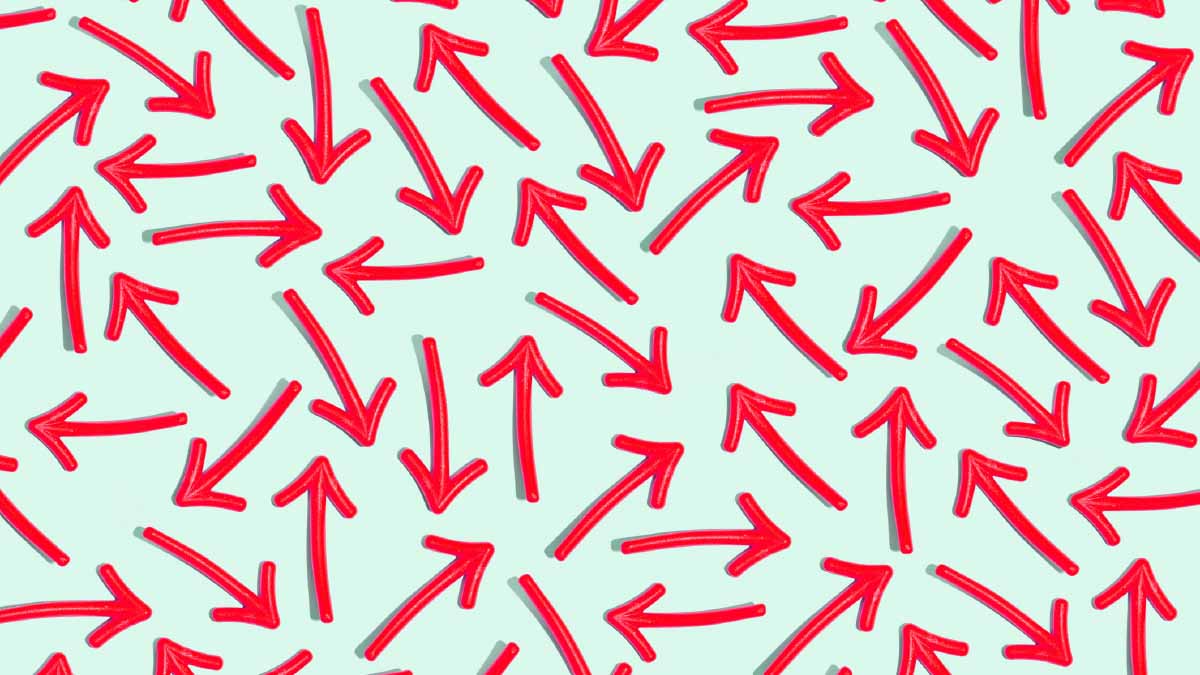 Viele rote Pfeile, die in verschiedene Richtungen zeigen, auf blass mintfarbenem Hintergrund.