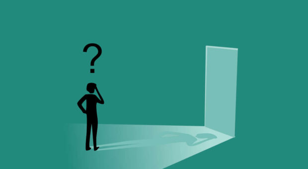 Mensch steht vor offener Tür. Über seinem Kopf schwebt ein Fragezeichen.