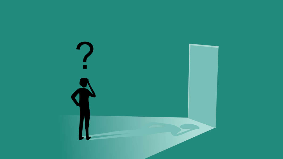 Mensch steht vor offener Tür. Über seinem Kopf schwebt ein Fragezeichen.